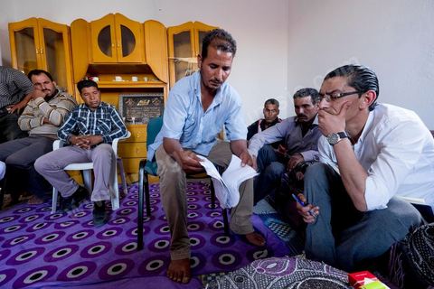12 juin 2014 : Dans la région minière de Tunisie, les mouvements sociaux sont durement sanctionnés. Baddredine Ben Ali Souidi et 12 autres personnes ont été condamnés à dix ans de prison après un sit-in. Au village agricole d'El Berka, au pied des carrières de phosphates de Moulares.