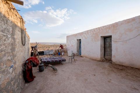 12 juin 2014 : Dans la région minière de Tunisie, les mouvements sociaux sont durement sanctionnés. Baddredine Ben Ali Souidi et 12 autres personnes ont été condamnés à dix ans de prison après un sit-in. Au village agricole d'El Berka, au pied des carrières de phosphates de Moulares.