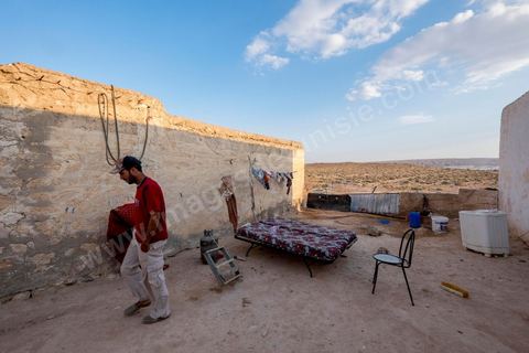 12 juin 2014 : Dans la région minière de Tunisie, les mouvements sociaux sont durement sanctionnés. Baddredine Ben Ali Souidi et 12 autres personnes ont été condamnés à dix ans de prison après un sit-in. Au village agricole d'El Berka, au pied des carrières de phosphates de Moulares.