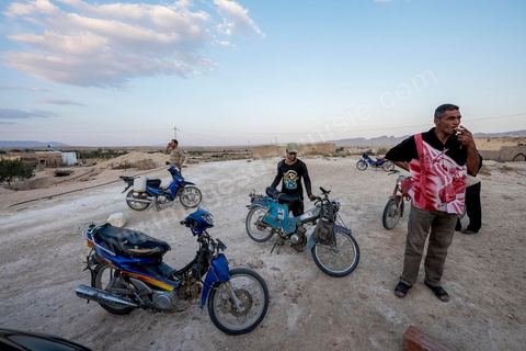12 juin 2014 : Dans la région minière de Tunisie, les mouvements sociaux sont durement sanctionnés. Baddredine Ben Ali Souidi et 12 autres personnes ont été condamnés à dix ans de prison après un sit-in. Au village agricole d'El Berka, au pied des carrières de phosphates de Moulares.