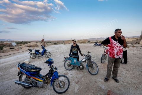 12 juin 2014 : Dans la région minière de Tunisie, les mouvements sociaux sont durement sanctionnés. Baddredine Ben Ali Souidi et 12 autres personnes ont été condamnés à dix ans de prison après un sit-in. Au village agricole d'El Berka, au pied des carrières de phosphates de Moulares.