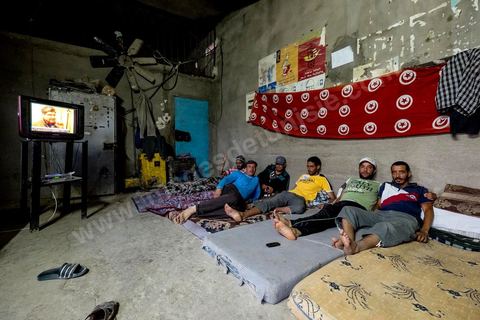 12 juin 2014 : dans les magains des carrières de phosphates de Redeyef un groupe de 6 jeunes suit une grève de la faim en revendications des problèmes d'embauches à la CPG. 