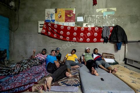 12 juin 2014 : dans les magains des carrières de phosphates de Redeyef un groupe de 6 jeunes suit une grève de la faim en revendications des problèmes d'embauches à la CPG. 