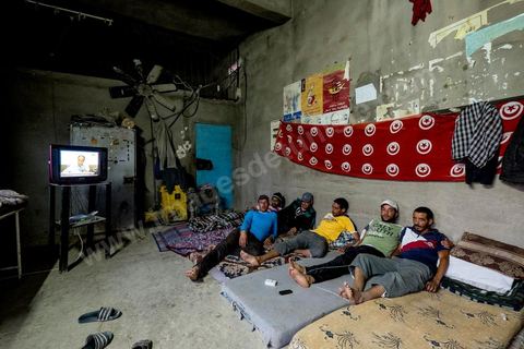 12 juin 2014 : dans les magains des carrières de phosphates de Redeyef un groupe de 6 jeunes suit une grève de la faim en revendications des problèmes d'embauches à la CPG. 