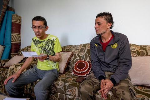 13 juin 2014 : Avec l'avocat des martyrs Charffeddine Kellil chez Safouane Bouaziz, 30 ans, à Menzel Bouzaiane, centre sud de la Tunisie et coeur de la révolution de 2011. Safouane est l'inventeur d'un des slogans phare d ela révolution : " . il subit aujourd'hui la pression des policiers qui le poursuive dans 4 dossiers judiciaires dans le cadre des mouvements de protestations le jour d ela mort du martyr Chokri Belaid le 6 février 2013
