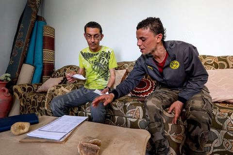 13 juin 2014 : Avec l'avocat des martyrs Charffeddine Kellil , chez Safouane Bouaziz, 30 ans, à Menzel Bouzaiane, centre sud de la Tunisie et coeur de la révolution de 2011. Safouane est l'inventeur d'un des slogans phare de la révolution : " Le peuple veut la chute du gouvernement" . Il subit aujourd'hui la pression des policiers qui le poursuivent dans 4 dossiers judiciaires dans le cadre des mouvements de protestations le jour de la mort du martyr Chokri Belaid le 6 février 2013