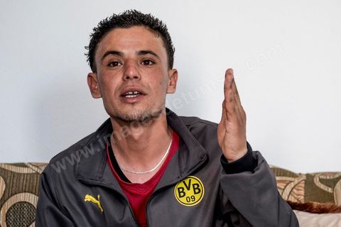 13 juin 2014 : chez Safouane Bouaziz, 30 ans, à Menzel Bouzaiane, centre sud de la Tunisie et coeur de la révolution de 2011. Safouane est l'inventeur d'un des slogans phare d ela révolution : " . il subit aujourd'hui la pression des policiers qui le poursuive dans 4 dossiers judiciaires dans le cadre des mouvements de protestations le jour d ela mort du martyr Chokri Belaid le 6 février 2013
