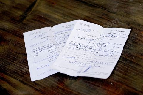 13 juin 2014 : deux des 4 convocations de justice. chez Safouane Bouaziz, 30 ans, à Menzel Bouzaiane, centre sud de la Tunisie et coeur de la révolution de 2011. Safouane est l'inventeur d'un des slogans phare d ela révolution : " . il subit aujourd'hui la pression des policiers qui le poursuive dans 4 dossiers judiciaires dans le cadre des mouvements de protestations le jour d ela mort du martyr Chokri Belaid le 6 février 2013