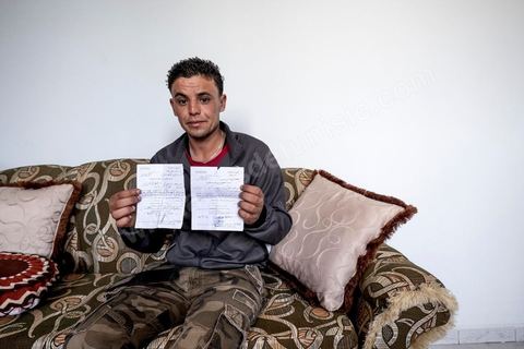 13 juin 2014 : Safouane nous présente deux des 4 convocations de justice. Chez Safouane Bouaziz, 30 ans, à Menzel Bouzaiane, centre sud de la Tunisie et coeur de la révolution de 2011. Safouane est l'inventeur d'un des slogans phare de la révolution : " Le peuple veut la chute du gouvernement" . Il subit aujourd'hui la pression des policiers qui le poursuivent dans 4 dossiers judiciaires dans le cadre des mouvements de protestations le jour de la mort du martyr Chokri Belaid le 6 février 2013