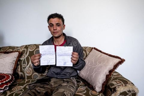 13 juin 2014 : Safouane nous présente deux des 4 convocations de justice. chez Safouane Bouaziz, 30 ans, à Menzel Bouzaiane, centre sud de la Tunisie et coeur de la révolution de 2011. Safouane est l'inventeur d'un des slogans phare d ela révolution : " . il subit aujourd'hui la pression des policiers qui le poursuive dans 4 dossiers judiciaires dans le cadre des mouvements de protestations le jour d ela mort du martyr Chokri Belaid le 6 février 2013