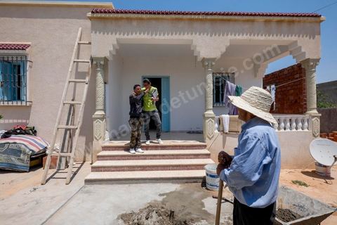 13 juin 2014 : chez Safouane Bouaziz, 30 ans, à Menzel Bouzaiane, centre sud de la Tunisie et coeur de la révolution de 2011. Safouane est l'inventeur d'un des slogans phare d ela révolution : " . il subit aujourd'hui la pression des policiers qui le poursuive dans 4 dossiers judiciaires dans le cadre des mouvements de protestations le jour d ela mort du martyr Chokri Belaid le 6 février 2013