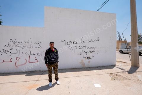 13 juin 2014 : chez Safouane Bouaziz, 30 ans, à Menzel Bouzaiane, centre sud de la Tunisie et coeur de la révolution de 2011. Safouane est l'inventeur d'un des slogans phare d ela révolution : " . il subit aujourd'hui la pression des policiers qui le poursuive dans 4 dossiers judiciaires dans le cadre des mouvements de protestations le jour d ela mort du martyr Chokri Belaid le 6 février 2013