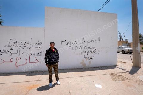 13 juin 2014 : Safouane Bouaziz, 30 ans, à Menzel Bouzaiane, centre sud de la Tunisie et coeur de la révolution de 2011. Safouane est l'inventeur d'un des slogans phare de la révolution : " Le peuple veut la chute du gouvernement" . Il subit aujourd'hui la pression des policiers qui le poursuivent dans 4 dossiers judiciaires dans le cadre des mouvements de protestations le jour de la mort du martyr Chokri Belaid le 6 février 2013