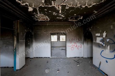 13 juin 2014 : Batiment incnedié en janvier 2011 de la délégation de Menzel Bouzaiane, une des villes du sud tunisien au coeur de la révolution de 2011