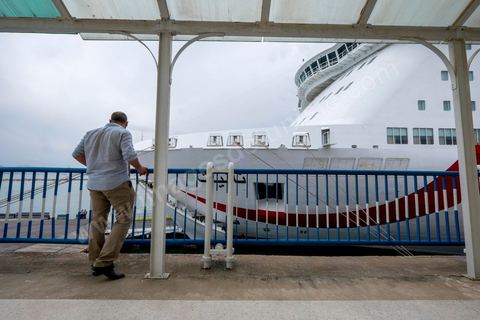 22 au juin 2014 : navire Tanit à quai au port de Tunis la Goulette avant son départ. A bord du nouveau navire Tanit de la CTN (Compagnie Tunisienne de Navigation) aller-retour Tunis-Marseille. Le retour des immigrés tunisiens en France chaque été représente une manne touristique et financière très importante pour la Tunisie. Le navire Tanit a été mis en servcie en 2012, il mesure 212 m de long pour 30 m de large, peut atteindre la vitesse max de 27,5 noeuds, capacité d'accueil 3200 passagers et 1060 véhicules.