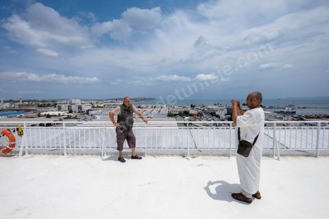 22 au juin 2014 : départ du navire Tanit du port de Tunis la Goulette. A bord du nouveau navire Tanit de la CTN (Compagnie Tunisienne de Navigation) aller-retour Tunis-Marseille. Le retour des immigrés tunisiens en France chaque été représente une manne touristique et financière très importante pour la Tunisie. Le navire Tanit a été mis en servcie en 2012, il mesure 212 m de long pour 30 m de large, peut atteindre la vitesse max de 27,5 noeuds, capacité d'accueil 3200 passagers et 1060 véhicules.