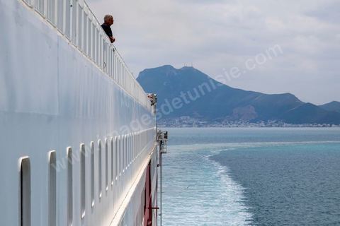 22 au juin 2014 : départ du navire Tanit du port de Tunis la Goulette. A bord du nouveau navire Tanit de la CTN (Compagnie Tunisienne de Navigation) aller-retour Tunis-Marseille. Le retour des immigrés tunisiens en France chaque été représente une manne touristique et financière très importante pour la Tunisie. Le navire Tanit a été mis en servcie en 2012, il mesure 212 m de long pour 30 m de large, peut atteindre la vitesse max de 27,5 noeuds, capacité d'accueil 3200 passagers et 1060 véhicules.