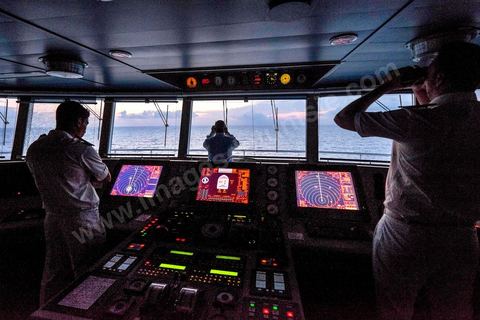 22 au juin 2014 : Poste de commandement à l'heure du coucher du soleil. A bord du nouveau navire Tanit de la CTN (Compagnie Tunisienne de Navigation) aller-retour Tunis-Marseille. Le retour des immigrés tunisiens en France chaque été représente une manne touristique et financière très importante pour la Tunisie. Le navire Tanit a été mis en servcie en 2012, il mesure 212 m de long pour 30 m de large, peut atteindre la vitesse max de 27,5 noeuds, capacité d'accueil 3200 passagers et 1060 véhicules.