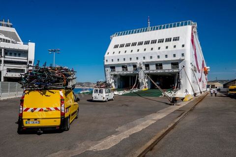 22 au juin 2014 : Embarquement des véhicules surchargés et des passagers au port de Marseille. A bord du nouveau navire Tanit de la CTN (Compagnie Tunisienne de Navigation) aller-retour Tunis-Marseille. Le retour des immigrés tunisiens en France chaque été représente une manne touristique et financière très importante pour la Tunisie. Le navire Tanit a été mis en servcie en 2012, il mesure 212 m de long pour 30 m de large, peut atteindre la vitesse max de 27,5 noeuds, capacité d'accueil 3200 passagers et 1060 véhicules.