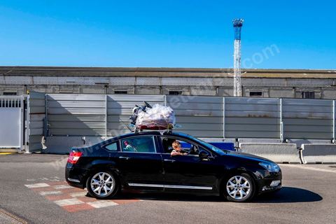 22 au juin 2014 : Embarquement des véhicules surchargés et des passagers au port de Marseille. A bord du nouveau navire Tanit de la CTN (Compagnie Tunisienne de Navigation) aller-retour Tunis-Marseille. Le retour des immigrés tunisiens en France chaque été représente une manne touristique et financière très importante pour la Tunisie. Le navire Tanit a été mis en servcie en 2012, il mesure 212 m de long pour 30 m de large, peut atteindre la vitesse max de 27,5 noeuds, capacité d'accueil 3200 passagers et 1060 véhicules.