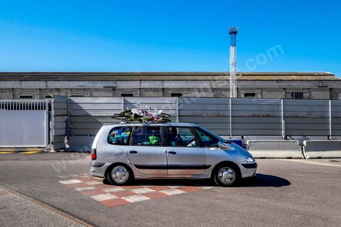 22 au juin 2014 : Embarquement des véhicules surchargés et des passagers au port de Marseille. A bord du nouveau navire Tanit de la CTN (Compagnie Tunisienne de Navigation) aller-retour Tunis-Marseille. Le retour des immigrés tunisiens en France chaque été représente une manne touristique et financière très importante pour la Tunisie. Le navire Tanit a été mis en servcie en 2012, il mesure 212 m de long pour 30 m de large, peut atteindre la vitesse max de 27,5 noeuds, capacité d'accueil 3200 passagers et 1060 véhicules.