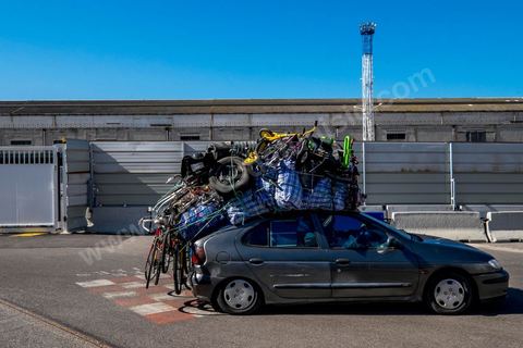 22 au juin 2014 : Embarquement des véhicules surchargés et des passagers au port de Marseille. A bord du nouveau navire Tanit de la CTN (Compagnie Tunisienne de Navigation) aller-retour Tunis-Marseille. Le retour des immigrés tunisiens en France chaque été représente une manne touristique et financière très importante pour la Tunisie. Le navire Tanit a été mis en servcie en 2012, il mesure 212 m de long pour 30 m de large, peut atteindre la vitesse max de 27,5 noeuds, capacité d'accueil 3200 passagers et 1060 véhicules.