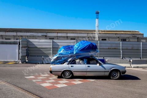 22 au juin 2014 : Embarquement des véhicules surchargés et des passagers au port de Marseille. A bord du nouveau navire Tanit de la CTN (Compagnie Tunisienne de Navigation) aller-retour Tunis-Marseille. Le retour des immigrés tunisiens en France chaque été représente une manne touristique et financière très importante pour la Tunisie. Le navire Tanit a été mis en servcie en 2012, il mesure 212 m de long pour 30 m de large, peut atteindre la vitesse max de 27,5 noeuds, capacité d'accueil 3200 passagers et 1060 véhicules.