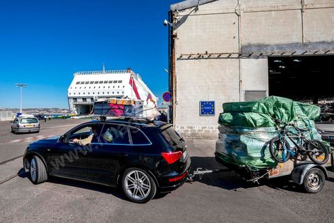 22 au juin 2014 : Embarquement des véhicules surchargés et des passagers au port de Marseille. A bord du nouveau navire Tanit de la CTN (Compagnie Tunisienne de Navigation) aller-retour Tunis-Marseille. Le retour des immigrés tunisiens en France chaque été représente une manne touristique et financière très importante pour la Tunisie. Le navire Tanit a été mis en servcie en 2012, il mesure 212 m de long pour 30 m de large, peut atteindre la vitesse max de 27,5 noeuds, capacité d'accueil 3200 passagers et 1060 véhicules.