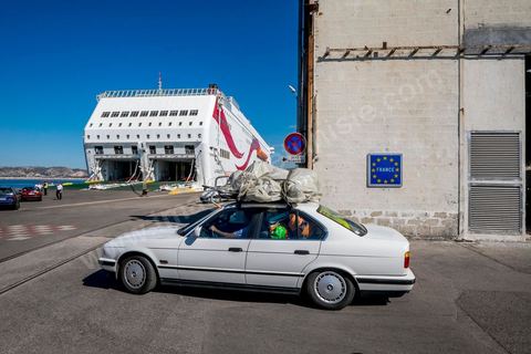 22 au juin 2014 : Embarquement des véhicules surchargés et des passagers au port de Marseille. A bord du nouveau navire Tanit de la CTN (Compagnie Tunisienne de Navigation) aller-retour Tunis-Marseille. Le retour des immigrés tunisiens en France chaque été représente une manne touristique et financière très importante pour la Tunisie. Le navire Tanit a été mis en servcie en 2012, il mesure 212 m de long pour 30 m de large, peut atteindre la vitesse max de 27,5 noeuds, capacité d'accueil 3200 passagers et 1060 véhicules.