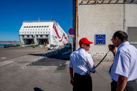 22 au juin 2014 : Embarquement des véhicules surchargés et des passagers au port de Marseille. A bord du nouveau navire Tanit de la CTN (Compagnie Tunisienne de Navigation) aller-retour Tunis-Marseille. Le retour des immigrés tunisiens en France chaque été représente une manne touristique et financière très importante pour la Tunisie. Le navire Tanit a été mis en servcie en 2012, il mesure 212 m de long pour 30 m de large, peut atteindre la vitesse max de 27,5 noeuds, capacité d'accueil 3200 passagers et 1060 véhicules.