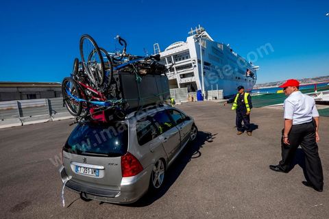 22 au juin 2014 : Embarquement des véhicules surchargés et des passagers au port de Marseille. A bord du nouveau navire Tanit de la CTN (Compagnie Tunisienne de Navigation) aller-retour Tunis-Marseille. Le retour des immigrés tunisiens en France chaque été représente une manne touristique et financière très importante pour la Tunisie. Le navire Tanit a été mis en servcie en 2012, il mesure 212 m de long pour 30 m de large, peut atteindre la vitesse max de 27,5 noeuds, capacité d'accueil 3200 passagers et 1060 véhicules.
