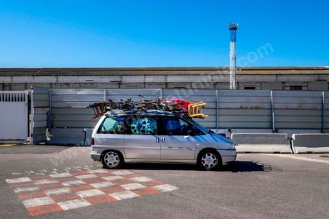 22 au juin 2014 : Embarquement des véhicules surchargés et des passagers au port de Marseille. A bord du nouveau navire Tanit de la CTN (Compagnie Tunisienne de Navigation) aller-retour Tunis-Marseille. Le retour des immigrés tunisiens en France chaque été représente une manne touristique et financière très importante pour la Tunisie. Le navire Tanit a été mis en servcie en 2012, il mesure 212 m de long pour 30 m de large, peut atteindre la vitesse max de 27,5 noeuds, capacité d'accueil 3200 passagers et 1060 véhicules.