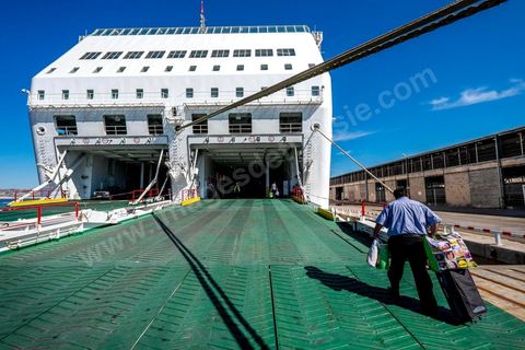 22 au juin 2014 : Embarquement des véhicules surchargés et des passagers au port de Marseille. A bord du nouveau navire Tanit de la CTN (Compagnie Tunisienne de Navigation) aller-retour Tunis-Marseille. Le retour des immigrés tunisiens en France chaque été représente une manne touristique et financière très importante pour la Tunisie. Le navire Tanit a été mis en servcie en 2012, il mesure 212 m de long pour 30 m de large, peut atteindre la vitesse max de 27,5 noeuds, capacité d'accueil 3200 passagers et 1060 véhicules.