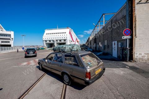 22 au juin 2014 : Embarquement des véhicules surchargés et des passagers au port de Marseille. A bord du nouveau navire Tanit de la CTN (Compagnie Tunisienne de Navigation) aller-retour Tunis-Marseille. Le retour des immigrés tunisiens en France chaque été représente une manne touristique et financière très importante pour la Tunisie. Le navire Tanit a été mis en servcie en 2012, il mesure 212 m de long pour 30 m de large, peut atteindre la vitesse max de 27,5 noeuds, capacité d'accueil 3200 passagers et 1060 véhicules.