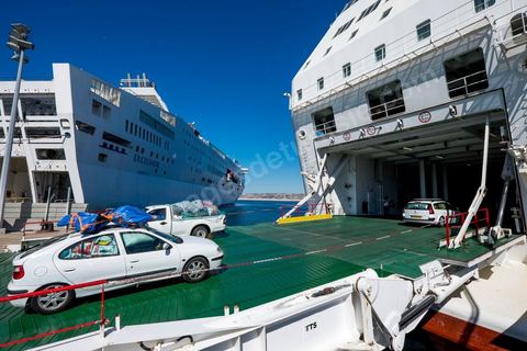 22 au juin 2014 : Embarquement des véhicules surchargés et des passagers au port de Marseille. A bord du nouveau navire Tanit de la CTN (Compagnie Tunisienne de Navigation) aller-retour Tunis-Marseille. Le retour des immigrés tunisiens en France chaque été représente une manne touristique et financière très importante pour la Tunisie. Le navire Tanit a été mis en servcie en 2012, il mesure 212 m de long pour 30 m de large, peut atteindre la vitesse max de 27,5 noeuds, capacité d'accueil 3200 passagers et 1060 véhicules.