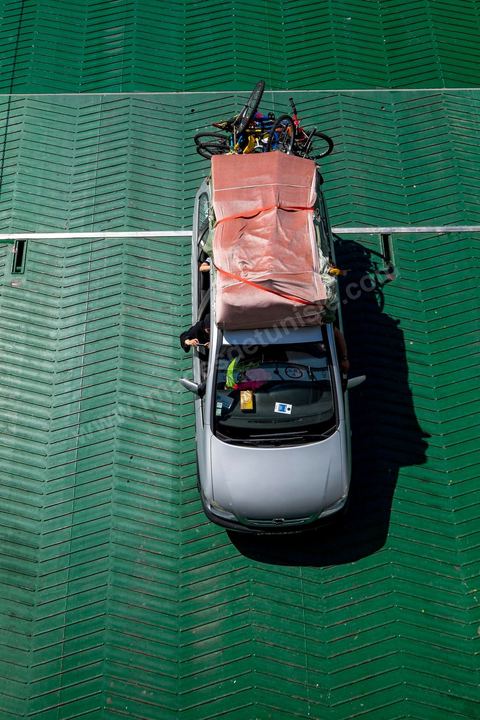 22 au juin 2014 : Embarquement des véhicules surchargés et des passagers au port de Marseille. A bord du nouveau navire Tanit de la CTN (Compagnie Tunisienne de Navigation) aller-retour Tunis-Marseille. Le retour des immigrés tunisiens en France chaque été représente une manne touristique et financière très importante pour la Tunisie. Le navire Tanit a été mis en servcie en 2012, il mesure 212 m de long pour 30 m de large, peut atteindre la vitesse max de 27,5 noeuds, capacité d'accueil 3200 passagers et 1060 véhicules.