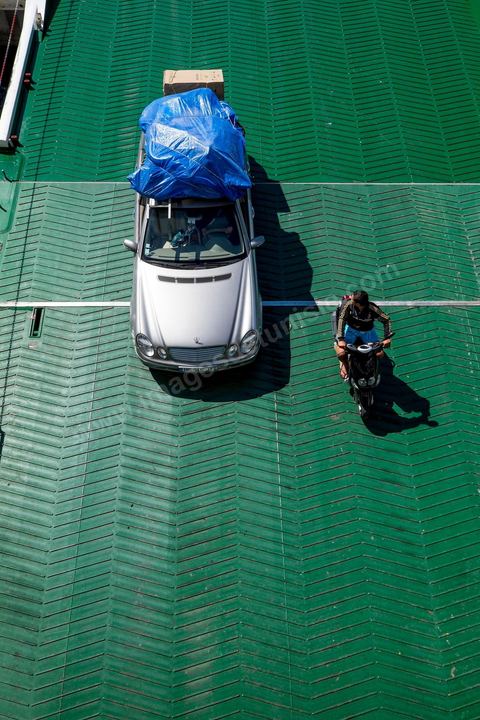 22 au juin 2014 : Embarquement des véhicules surchargés et des passagers au port de Marseille. A bord du nouveau navire Tanit de la CTN (Compagnie Tunisienne de Navigation) aller-retour Tunis-Marseille. Le retour des immigrés tunisiens en France chaque été représente une manne touristique et financière très importante pour la Tunisie. Le navire Tanit a été mis en servcie en 2012, il mesure 212 m de long pour 30 m de large, peut atteindre la vitesse max de 27,5 noeuds, capacité d'accueil 3200 passagers et 1060 véhicules.
