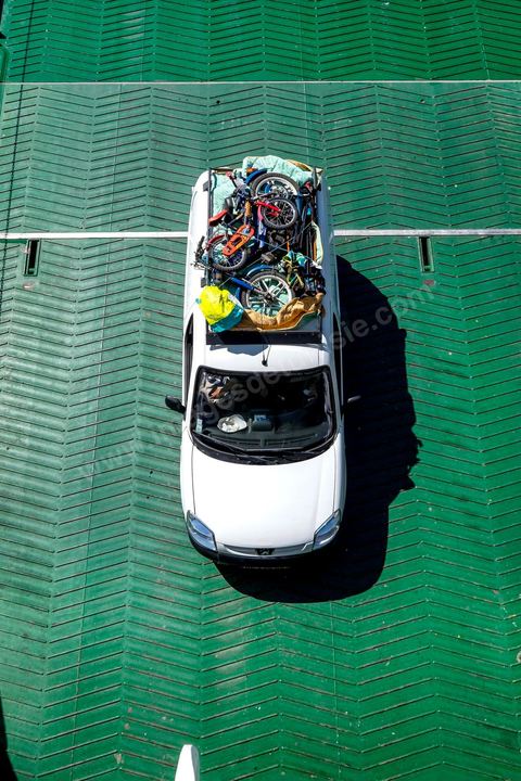 22 au juin 2014 : Embarquement des véhicules surchargés et des passagers au port de Marseille. A bord du nouveau navire Tanit de la CTN (Compagnie Tunisienne de Navigation) aller-retour Tunis-Marseille. Le retour des immigrés tunisiens en France chaque été représente une manne touristique et financière très importante pour la Tunisie. Le navire Tanit a été mis en servcie en 2012, il mesure 212 m de long pour 30 m de large, peut atteindre la vitesse max de 27,5 noeuds, capacité d'accueil 3200 passagers et 1060 véhicules.