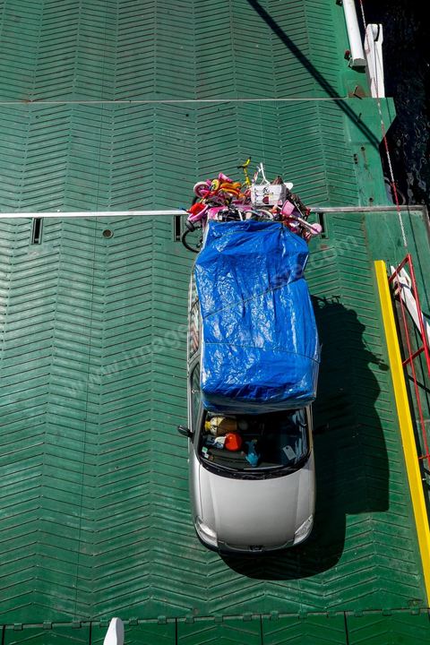 22 au juin 2014 : Embarquement des véhicules surchargés et des passagers au port de Marseille. A bord du nouveau navire Tanit de la CTN (Compagnie Tunisienne de Navigation) aller-retour Tunis-Marseille. Le retour des immigrés tunisiens en France chaque été représente une manne touristique et financière très importante pour la Tunisie. Le navire Tanit a été mis en servcie en 2012, il mesure 212 m de long pour 30 m de large, peut atteindre la vitesse max de 27,5 noeuds, capacité d'accueil 3200 passagers et 1060 véhicules.