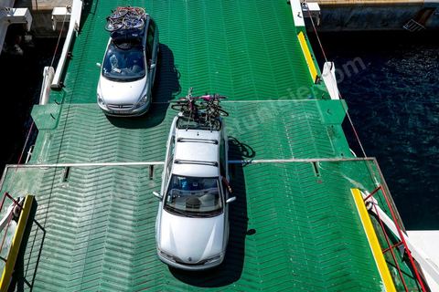 22 au juin 2014 : Embarquement des véhicules surchargés et des passagers au port de Marseille. A bord du nouveau navire Tanit de la CTN (Compagnie Tunisienne de Navigation) aller-retour Tunis-Marseille. Le retour des immigrés tunisiens en France chaque été représente une manne touristique et financière très importante pour la Tunisie. Le navire Tanit a été mis en servcie en 2012, il mesure 212 m de long pour 30 m de large, peut atteindre la vitesse max de 27,5 noeuds, capacité d'accueil 3200 passagers et 1060 véhicules.