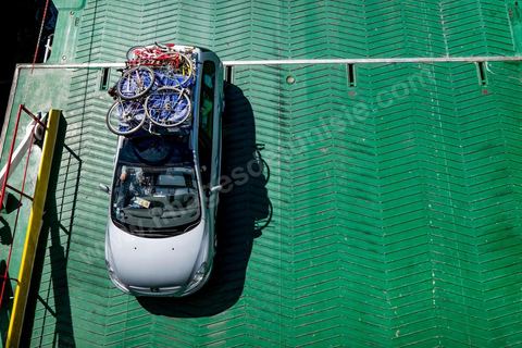 22 au juin 2014 : Embarquement des véhicules surchargés et des passagers au port de Marseille. A bord du nouveau navire Tanit de la CTN (Compagnie Tunisienne de Navigation) aller-retour Tunis-Marseille. Le retour des immigrés tunisiens en France chaque été représente une manne touristique et financière très importante pour la Tunisie. Le navire Tanit a été mis en servcie en 2012, il mesure 212 m de long pour 30 m de large, peut atteindre la vitesse max de 27,5 noeuds, capacité d'accueil 3200 passagers et 1060 véhicules.
