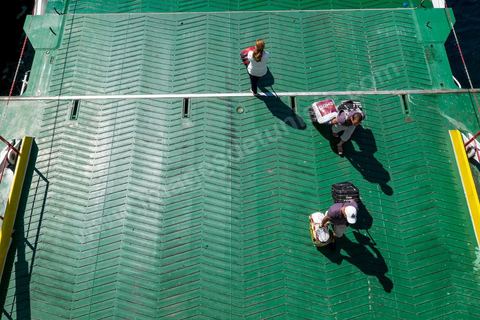 22 au juin 2014 : Embarquement des véhicules surchargés et des passagers au port de Marseille. A bord du nouveau navire Tanit de la CTN (Compagnie Tunisienne de Navigation) aller-retour Tunis-Marseille. Le retour des immigrés tunisiens en France chaque été représente une manne touristique et financière très importante pour la Tunisie. Le navire Tanit a été mis en servcie en 2012, il mesure 212 m de long pour 30 m de large, peut atteindre la vitesse max de 27,5 noeuds, capacité d'accueil 3200 passagers et 1060 véhicules.