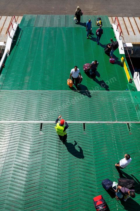 22 au juin 2014 : Embarquement des véhicules surchargés et des passagers au port de Marseille. A bord du nouveau navire Tanit de la CTN (Compagnie Tunisienne de Navigation) aller-retour Tunis-Marseille. Le retour des immigrés tunisiens en France chaque été représente une manne touristique et financière très importante pour la Tunisie. Le navire Tanit a été mis en servcie en 2012, il mesure 212 m de long pour 30 m de large, peut atteindre la vitesse max de 27,5 noeuds, capacité d'accueil 3200 passagers et 1060 véhicules.