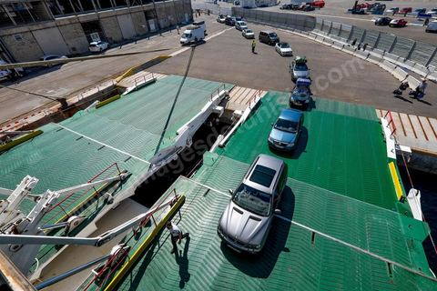 22 au juin 2014 : Embarquement des véhicules surchargés et des passagers au port de Marseille. A bord du nouveau navire Tanit de la CTN (Compagnie Tunisienne de Navigation) aller-retour Tunis-Marseille. Le retour des immigrés tunisiens en France chaque été représente une manne touristique et financière très importante pour la Tunisie. Le navire Tanit a été mis en servcie en 2012, il mesure 212 m de long pour 30 m de large, peut atteindre la vitesse max de 27,5 noeuds, capacité d'accueil 3200 passagers et 1060 véhicules.