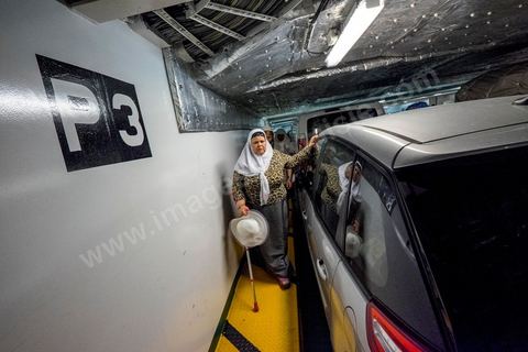 22 au juin 2014 : Dans le parking du navire, les véhicules sont stationnés au plus serrés et les passagers rejoignent les parties supérieures du navire, avec 3 étages de parking le navire peut accueillir plus de 1000 véhicules. A bord du nouveau navire Tanit de la CTN (Compagnie Tunisienne de Navigation) aller-retour Tunis-Marseille. Le retour des immigrés tunisiens en France chaque été représente une manne touristique et financière très importante pour la Tunisie. 