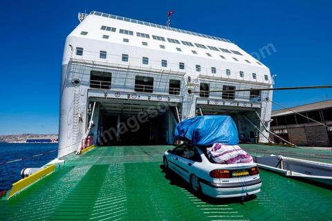 22 au juin 2014 : Embarquement des véhicules surchargés et des passagers au port de Marseille. A bord du nouveau navire Tanit de la CTN (Compagnie Tunisienne de Navigation) aller-retour Tunis-Marseille. Le retour des immigrés tunisiens en France chaque été représente une manne touristique et financière très importante pour la Tunisie. Le navire Tanit a été mis en servcie en 2012, il mesure 212 m de long pour 30 m de large, peut atteindre la vitesse max de 27,5 noeuds, capacité d'accueil 3200 passagers et 1060 véhicules.
