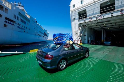 22 au juin 2014 : Embarquement des véhicules surchargés et des passagers au port de Marseille. A bord du nouveau navire Tanit de la CTN (Compagnie Tunisienne de Navigation) aller-retour Tunis-Marseille. Le retour des immigrés tunisiens en France chaque été représente une manne touristique et financière très importante pour la Tunisie. Le navire Tanit a été mis en servcie en 2012, il mesure 212 m de long pour 30 m de large, peut atteindre la vitesse max de 27,5 noeuds, capacité d'accueil 3200 passagers et 1060 véhicules.