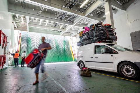 22 au juin 2014 : dans le parking du navire, les véhicules sont stationnés au plus serrés et les passagers rejoignent les parties supérieures du navire, avec 3 étages de parking le navire peut accueillir plus de 1000 véhicules. A bord du nouveau navire Tanit de la CTN (Compagnie Tunisienne de Navigation) aller-retour Tunis-Marseille. Le retour des immigrés tunisiens en France chaque été représente une manne touristique et financière très importante pour la Tunisie. 