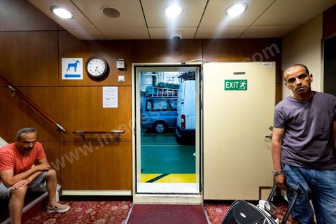 22 au juin 2014 : dans le parking du navire, les véhicules sont stationnés au plus serrés et les passagers rejoignent les parties supérieures du navire, avec 3 étages de parking le navire peut accueillir plus de 1000 véhicules. A bord du nouveau navire Tanit de la CTN (Compagnie Tunisienne de Navigation) aller-retour Tunis-Marseille. Le retour des immigrés tunisiens en France chaque été représente une manne touristique et financière très importante pour la Tunisie. 