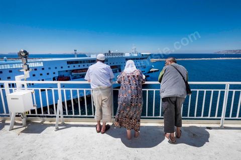 22 au juin 2014 : Sur le pont au départ de Marseille. A bord du nouveau navire Tanit de la CTN (Compagnie Tunisienne de Navigation) aller-retour Tunis-Marseille. Le retour des immigrés tunisiens en France chaque été représente une manne touristique et financière très importante pour la Tunisie. Le navire Tanit a été mis en service en 2012, il mesure 212 m de long pour 30 m de large, peut atteindre la vitesse max de 27,5 noeuds, capacité d'accueil 3200 passagers et 1060 véhicules.